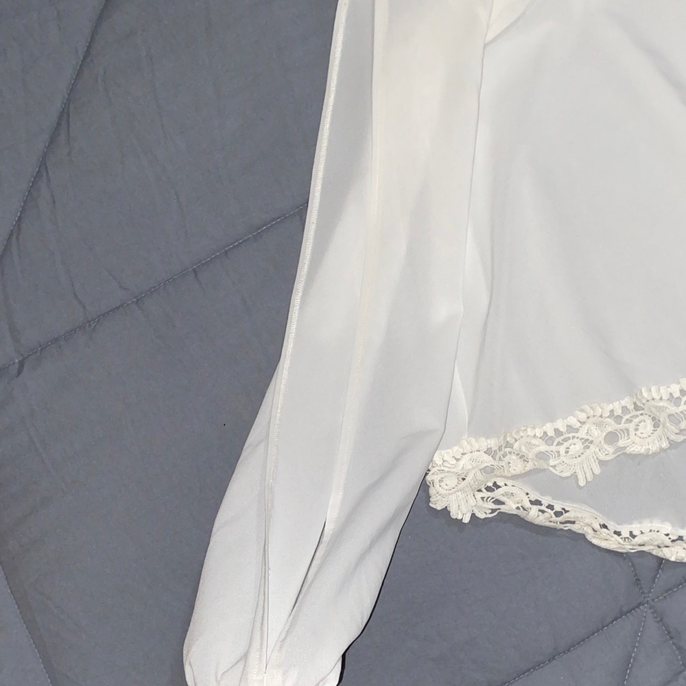 Lovers + Friends White V-Neck Lace-Hem Long Sleeve Blouse - Picture 4 of 5